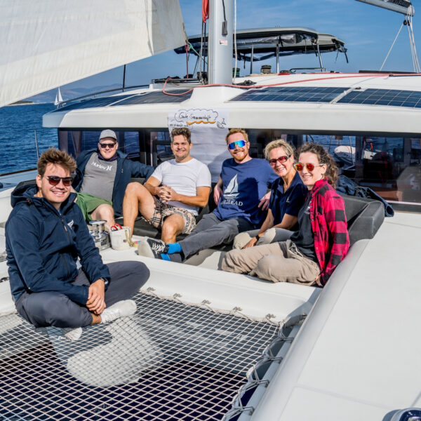 Coaching Teilnehmer sitzen als Gruppe gemeinsam draußen auf dem Deck bei sonnigem Wetter