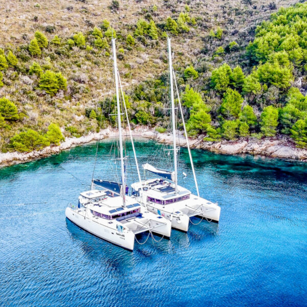 Sail2Lead Katamaranen nebeneinander in einer schönen Bucht von Kroatien