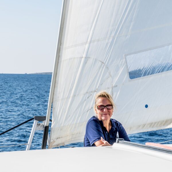Sail2Lead Teilnehmerin auf einem Segelboot