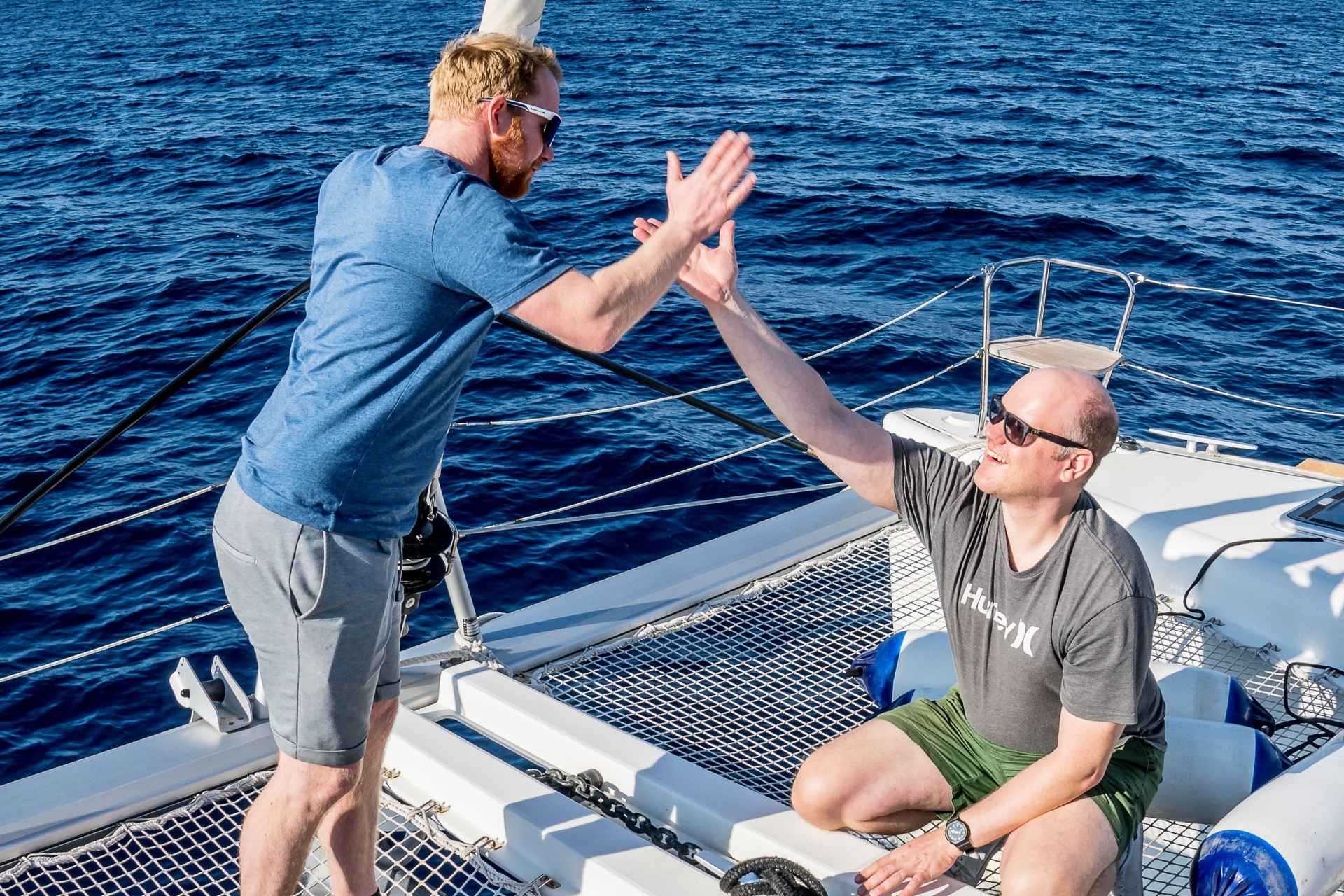 Sail2Lead Coach Andre und ein Kursteilnehmer schlagen in die Hände ein