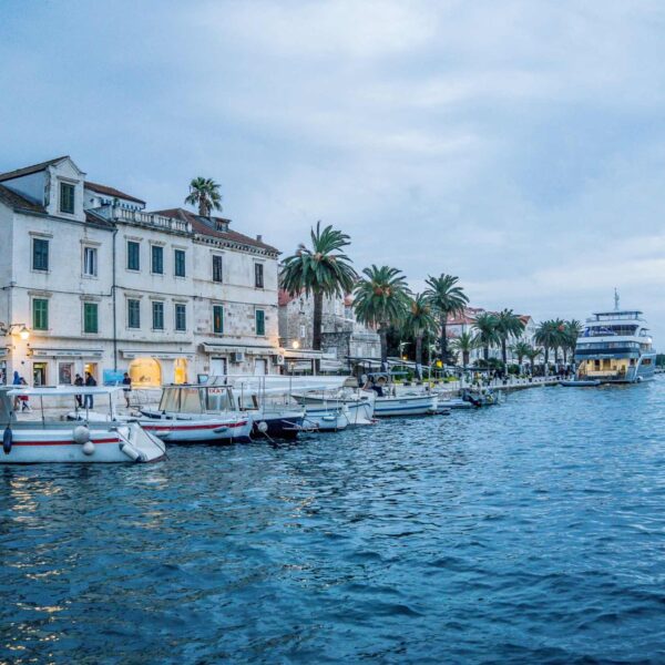 Ein Ufer von einer Stadt in Kroatien